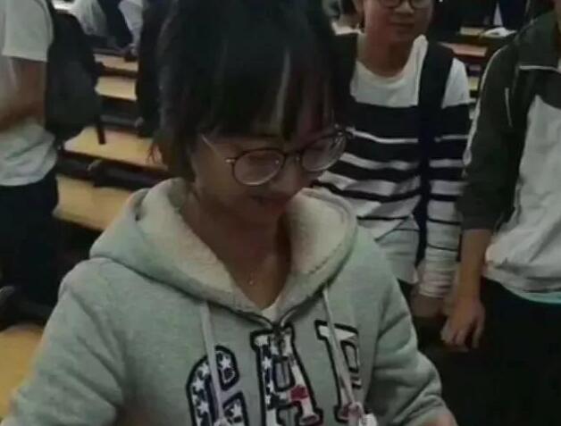 宠溺！唯一女生成班宠 