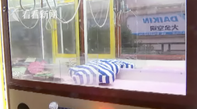 气炸!熊孩子半夜偷娃娃20分钟 男生从娃娃机内掏女孩在一旁接