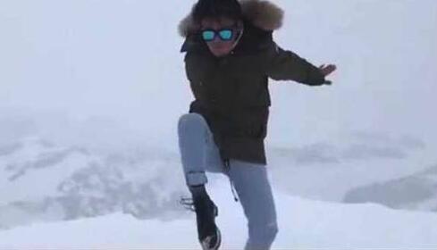帅气十足！王宝强雪山上打拳 这一招一式太到位网友惊呼一看就练过
