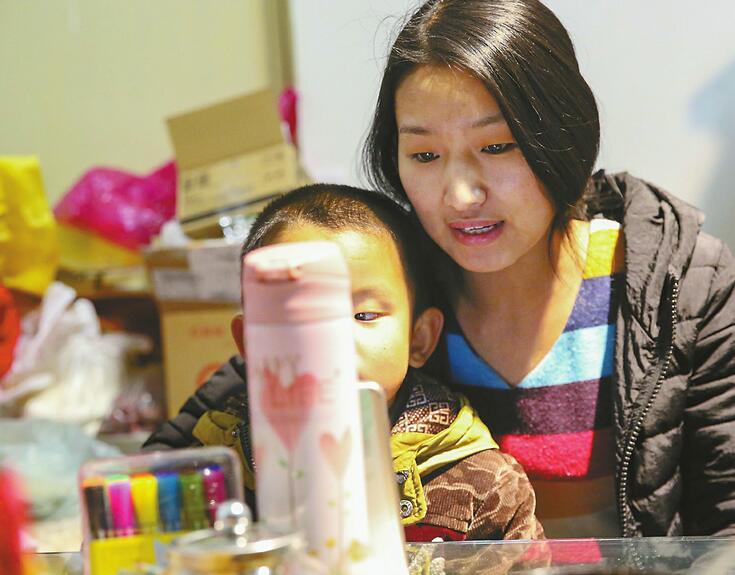 90后单亲母亲直播赚钱治病养娃 网友点赞鼓劲