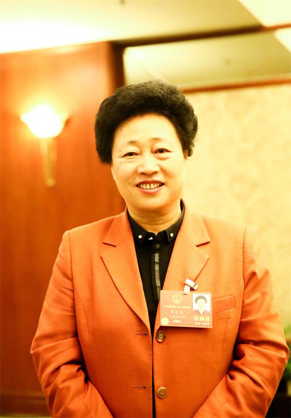 “总书记与我握手照片登上了《人民日报》头版” 全国人大代表卓长立讲述总书记与自己握手难忘经历