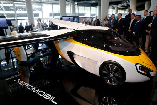 上天了!首款飞行汽车亮相 可搭载两个人在道路上和天空中均被认证!