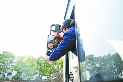 来回5个半小时线路女司机开18年 老太常送开心果