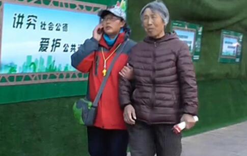 济南68岁老人迷路 交通协管员送吃送喝帮忙寻找家人