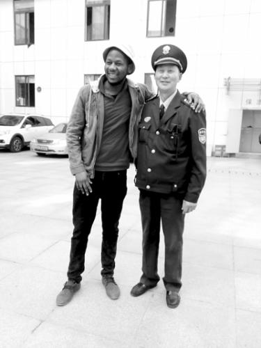 图书城保安给老外当翻译 退休前是老师英语靠自学