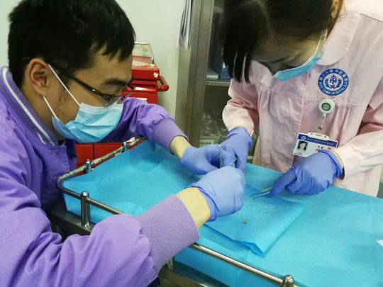 老人吃2碗小鲫鱼不吐刺 一周后发现100根刺扎直肠