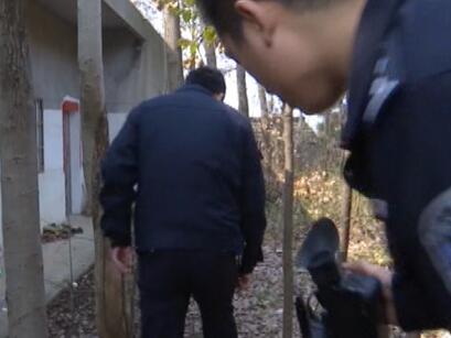 哭笑不得！小偷脚太臭被发现 盗窃不成反而当场被抓