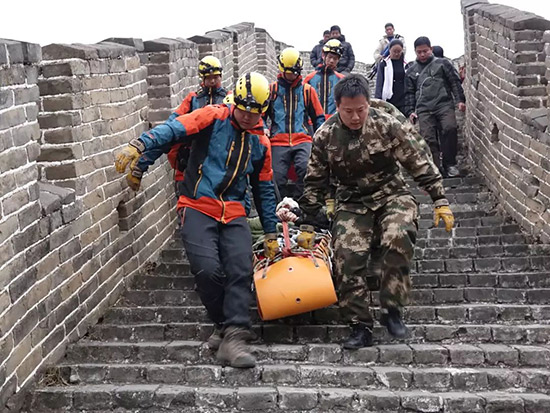 老人爬长城受伤 救援人员分成两组艰难营救近一个小时