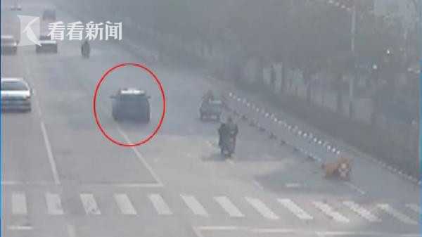 放飞？3万放车顶撒一路 市民和环卫工人的举动令车主落泪！