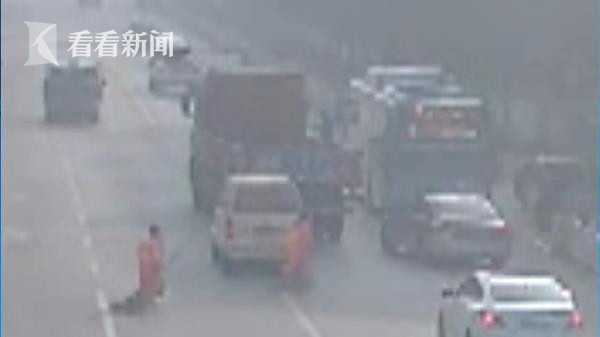 放飞？3万放车顶撒一路 市民和环卫工人的举动令车主落泪！