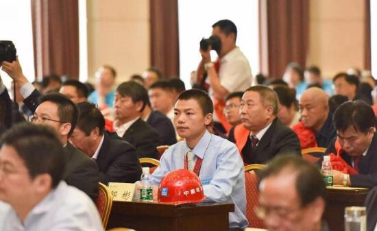 他靠“砌墙”也能当上人大代表