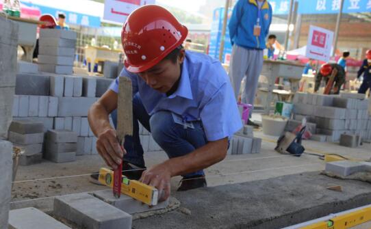 他靠“砌墙”也能当上人大代表