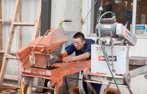 他靠“砌墙”也能当上人大代表