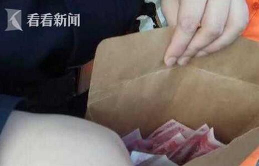 怒赞!3万放车顶撒一路不自知 周围市民和环卫工全数拾回分文不少