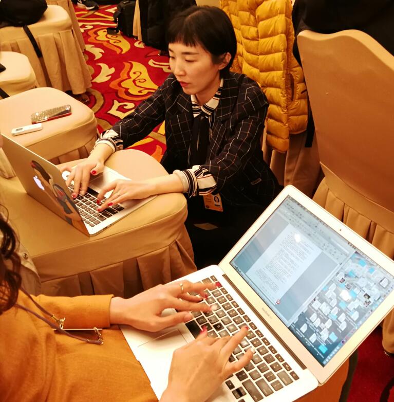 图说：新闻记者的两会瞬间