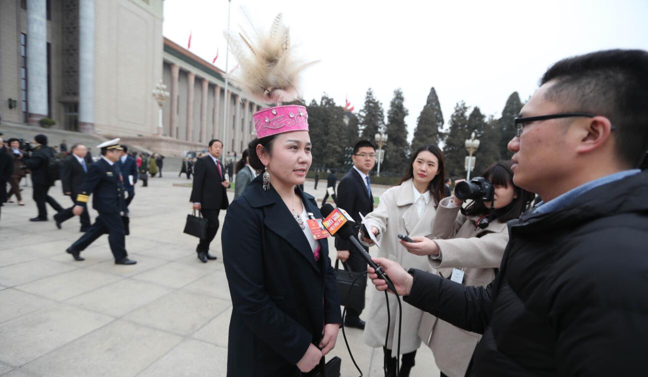 图说：新闻记者的两会瞬间