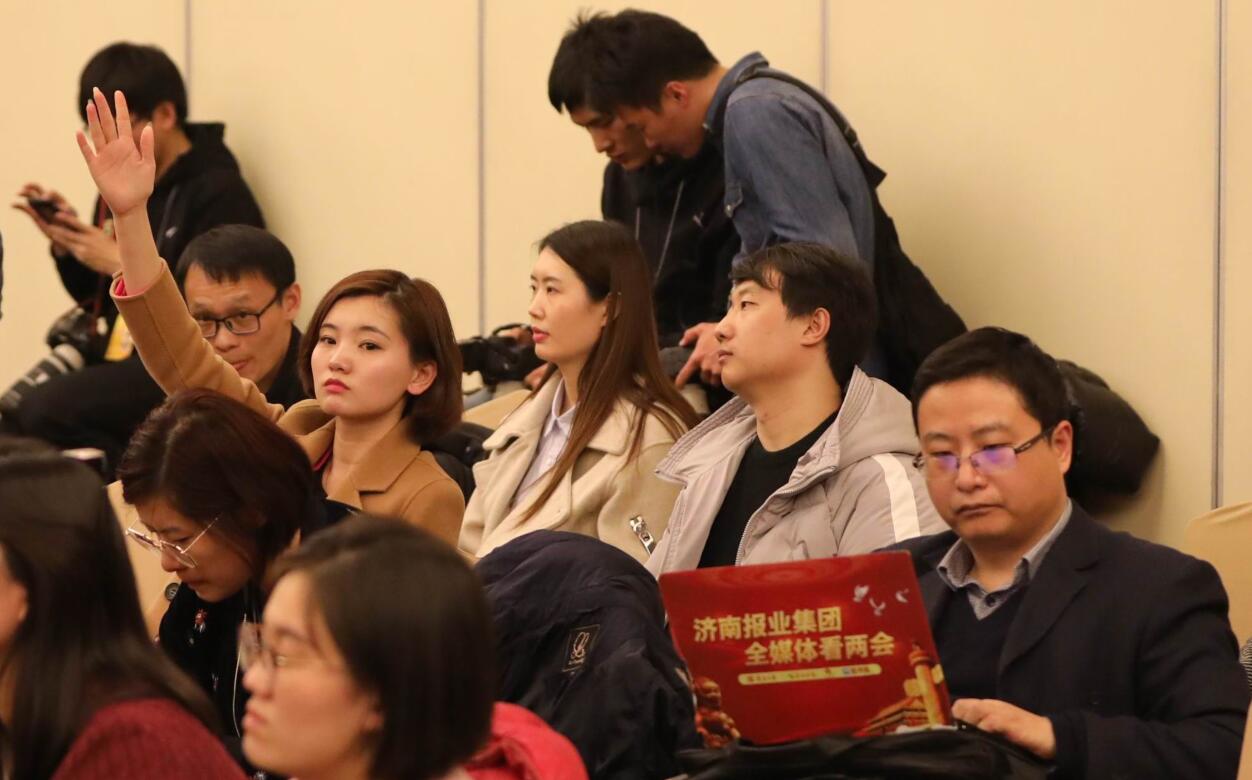 图说：新闻记者的两会瞬间