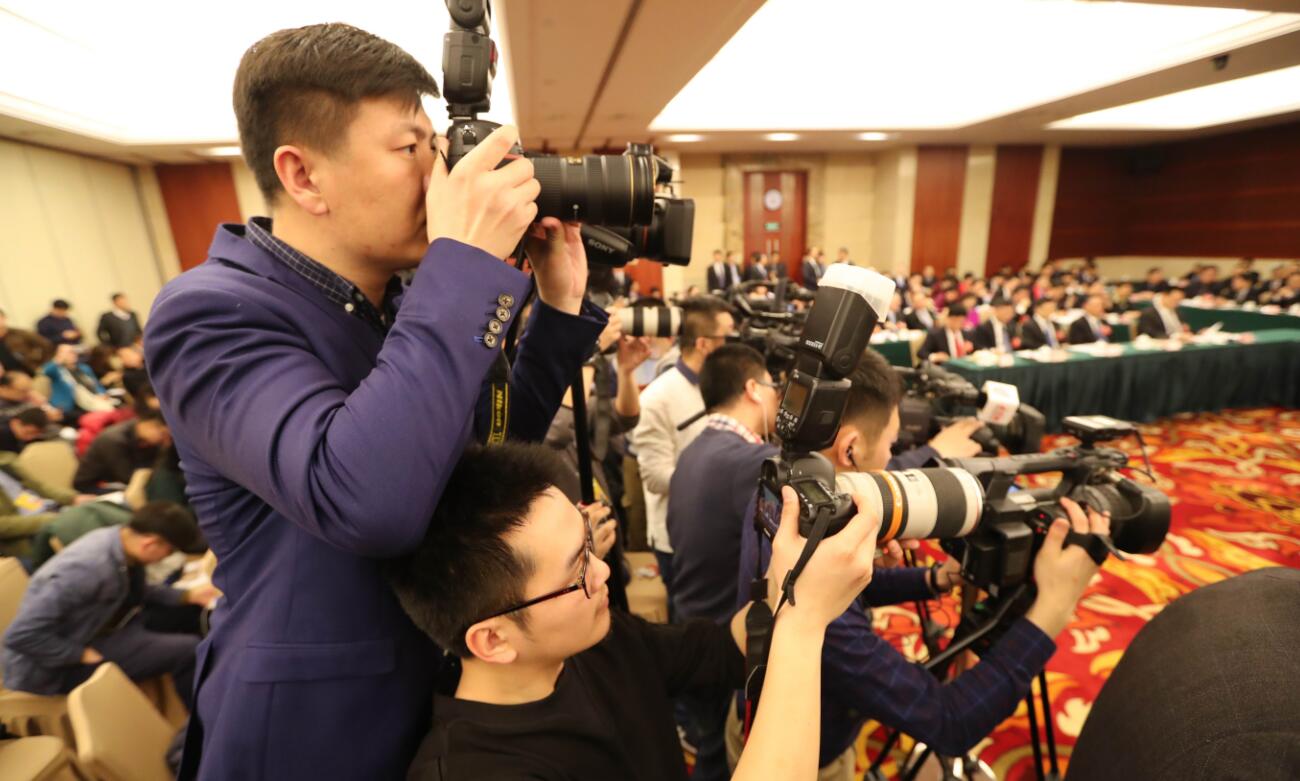 图说：新闻记者的两会瞬间