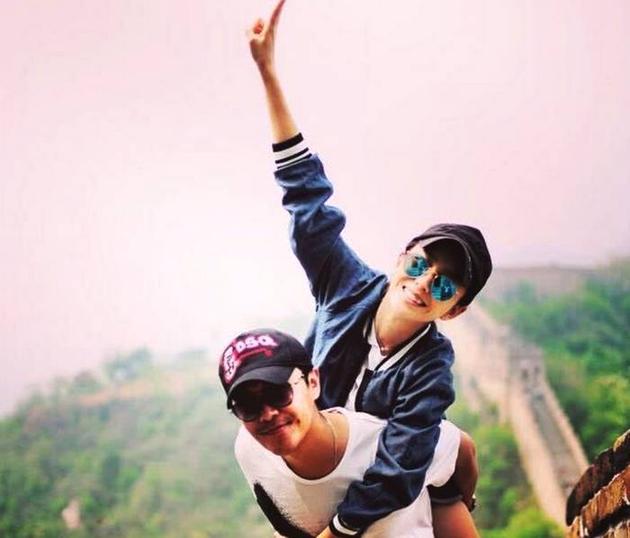 洗白？陈思诚背佟丽娅游长城照 丫丫戴棒球帽短裤大秀美腿