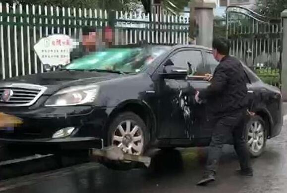 怒了!违章243条砸车被拘 车主需64本满分驾照消分并罚款三万六!