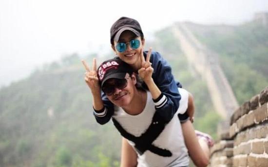 和好如初？陈思诚背佟丽娅爬长城照 佟丽娅短裤大秀美腿两人十分幸福