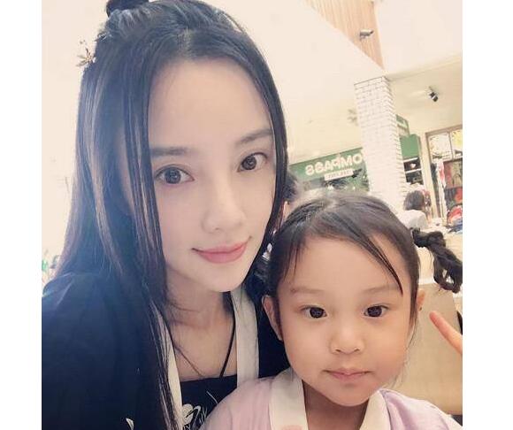 贾乃亮呢？李小璐甜馨游日本 