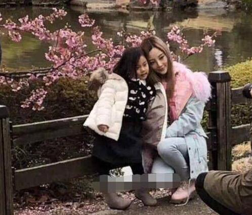 贾乃亮呢？李小璐甜馨游日本 