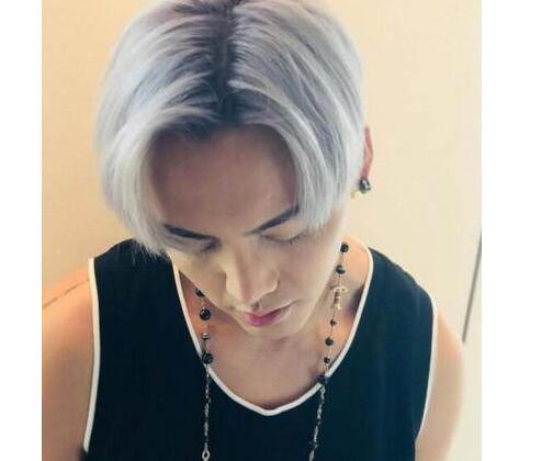 陈伟霆新染粉发个性十足 秀二头肌显型男本色