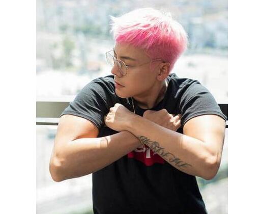 陈伟霆新染粉发个性十足 秀二头肌显型男本色