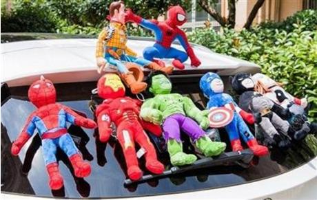车顶贴满蜘蛛侠、绿巨人等玩偶 交警:脱落易发事故