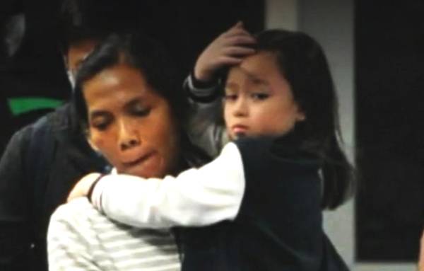 女儿超美！刘德华和老婆女儿同框 一家大马祭祖回香港机场12人护驾