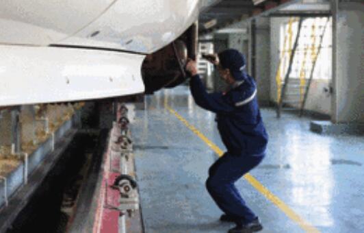 熟能生巧！高铁小哥魔幻舞步 2分半钟安全检查近千个动车组件