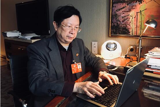 被称作“半夜医生”的全国政协委员