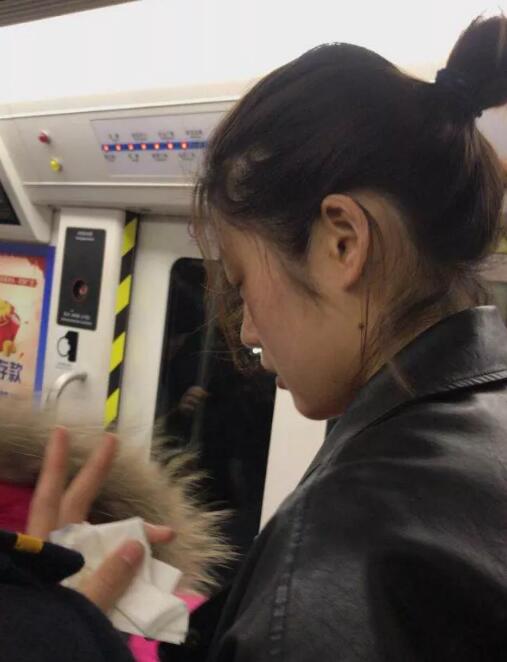 62岁大爷地铁上昏迷 最美“天使女孩”跪地做人工呼吸