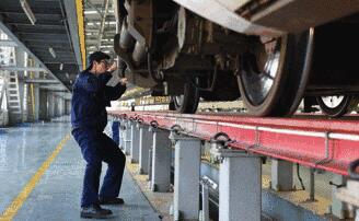 厉害了中国青年!高铁小哥魔幻舞步 2分半快速检查动车组件看呆网友