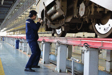 厉害了中国青年!高铁小哥魔幻舞步 2分半快速检查动车组件看呆网友