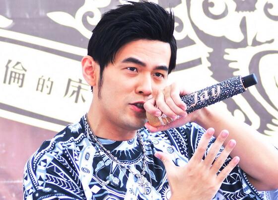 奶爸切磋?周杰伦点赞陈冠希女儿 Alaia在金刚手中获周董大赞可爱!