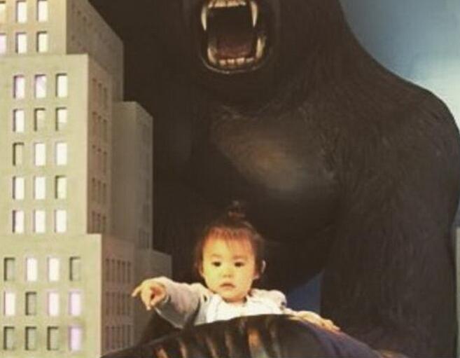 奶爸切磋?周杰伦点赞陈冠希女儿 Alaia在金刚手中获周董大赞可爱!