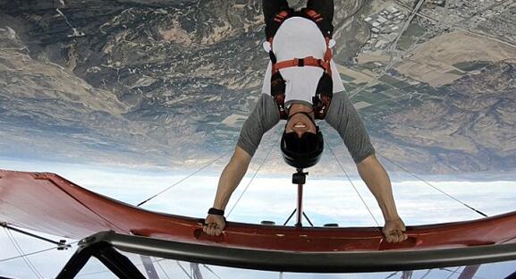 空中特技！倒挂机翼表演跳伞 仅用一只手挂住飞机高难度动作一气呵成