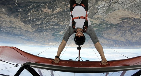 胆真大！倒挂机翼表演跳伞 双手抓着机翼上的把手不费吹灰之力