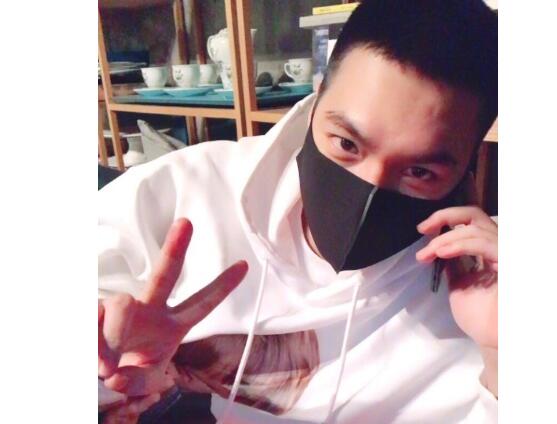 清爽英挺!李敏镐晒寸头自拍帅炸了 穿白色卫衣随意用手拨弄头发要参军