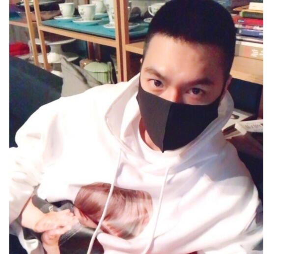 清爽英挺!李敏镐晒寸头自拍帅炸了 穿白色卫衣随意用手拨弄头发要参军