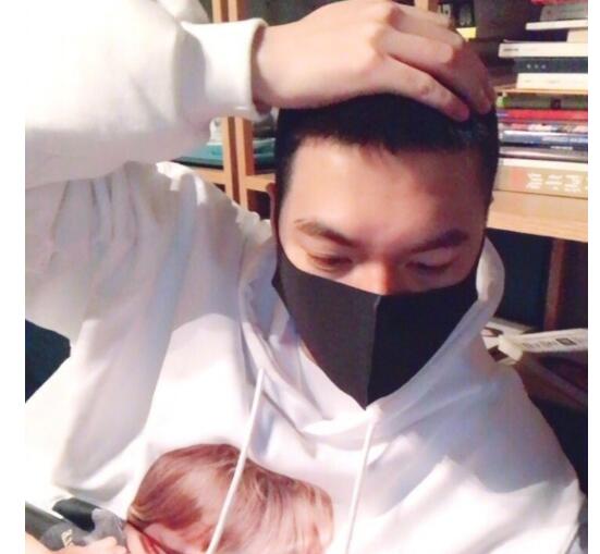 清爽英挺!李敏镐晒寸头自拍帅炸了 穿白色卫衣随意用手拨弄头发要参军