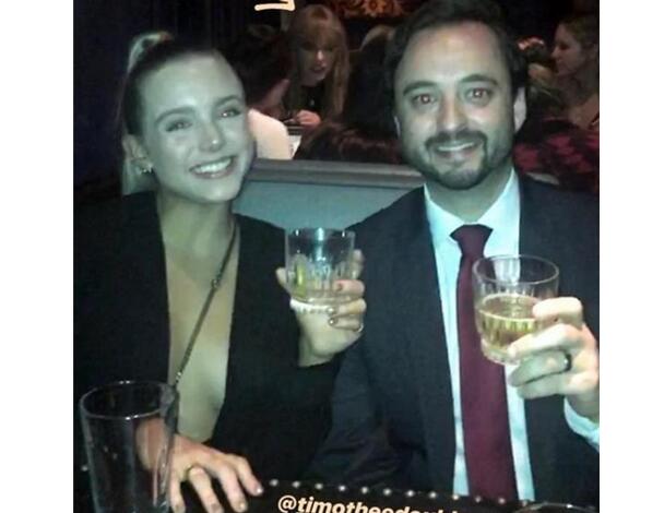 圆了一圈！霉霉与好姐妹聚餐 亲密挽着男友秀实力吸睛的双下巴