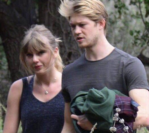 圆了一圈！霉霉与好姐妹聚餐 亲密挽着男友秀实力吸睛的双下巴