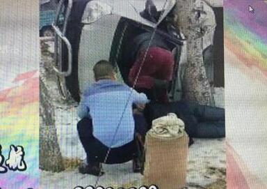 民警执勤时脱掉警服做这事 网友纷纷点赞