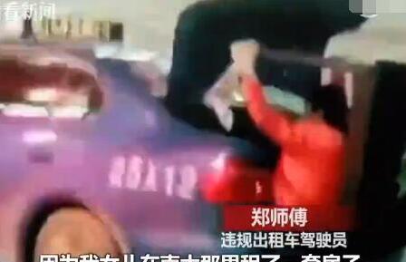 神操作!男子抱桌子蜷缩后备箱