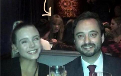 霉霉与好姐妹聚餐被网友意外捕捉到 人群中颜值出众