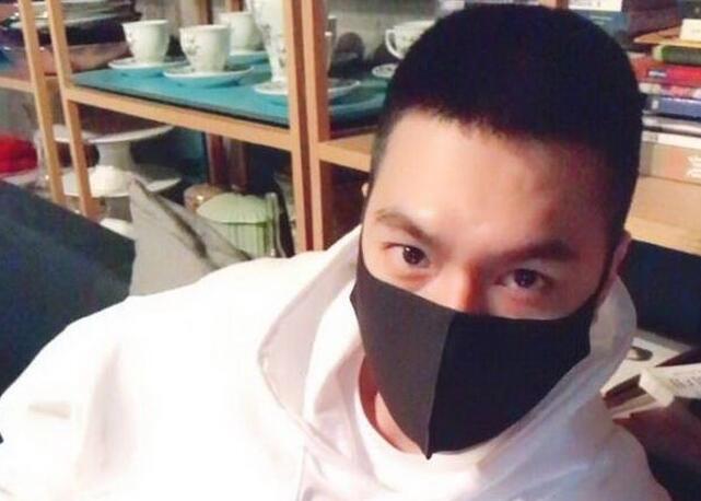 安慰粉丝？李敏镐晒寸头自拍入伍 剪刀手卖萌