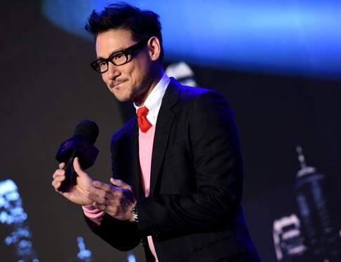 桃花癫?女子捧张学友照片不睡傻笑 春季人体内分泌系统会发生变化?